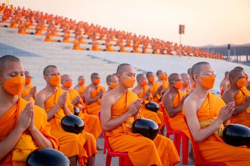 ภาพ No.105245:พิธีตักบาตรฉลองพระบวชใหม่ รุ่นบูชาธรรมมหาปูชนียาจารย์ และต้อนรับศักราชใหม่ วันจันทร์ที่ 1 มกราคม พ.ศ. 2567 ณ ลานธรรมพระมหาธรรมกายเจดีย์ วัดพระธรรมกาย