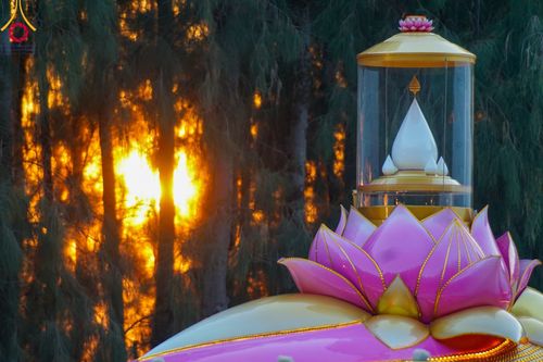 ภาพ No.107117:พิธีจุดประทีปถวายเป็นพุทธบูชา และบูชาธรรมมหาปูชนียาจารย์ ในโครงการธรรมยาตรากตัญญูบูชา มหาปูชนียาจารย์ พระมงคลเทพมุนี(สด จนฺทสโร) พระผู้ปราบมาร  อนุสรณ์สถาน 7 แห่ง ปีที่ 12  วันที่ 6 มกราคม พ.ศ. 2567 ณ อนุสรณ์สถานมหาวิหารพระมงคลเทพมุนี อ.สองพี่น้อง จ.สุพร