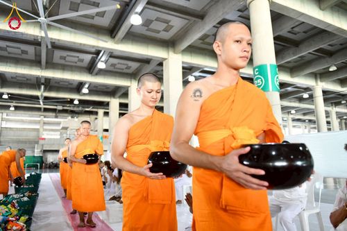 ภาพ No.256667:วันที่ 11 ตุลาคม พ.ศ. 2568 พิธีตักบาตรฉลองพระใหม่  โครงการอุปสมบทบูชาธรรม 141 ปี  พระมงคลเทพมุนี (สด จนฺทโร) ผู้ค้นพบวิชชาธรรมกาย ณ มหาวิหารคด 9 วัดพระธรรมกาย