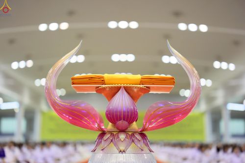 ภาพ No.251254:วันที่ 10 ตุลาคม พ.ศ. 2568 พิธีปฏิบัติธรรม ในวันคล้ายวันเกิด 141 ปี พระมงคลเทพมุนี (สด จนฺทสโร) พระผู้ปราบมาร ณ สภาธรรมกายสากล วัดพระธรรมกาย