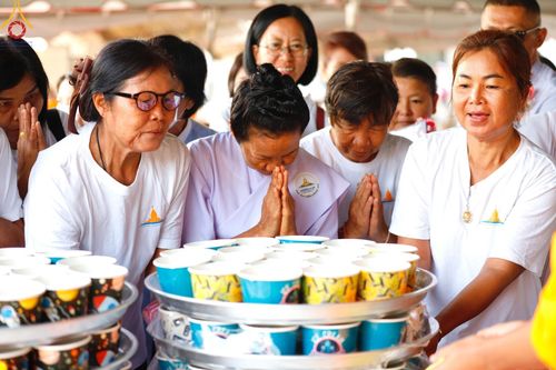 ภาพ No.127765:พิธีถวายภัตตาหารเป็นสังฆทาน แด่คณะพระธรรมยาตราฯ ในโครงการธรรมยาตราอัญเชิญพระบรมสารีริกธาตุ ประดิษฐาน ณ มหารัตนเจดีย์สิริปทุมสวรรค์ อ.บางกล่ำ จ.สงขลา วันที่ 8 มีนาคม พ.ศ. 2567