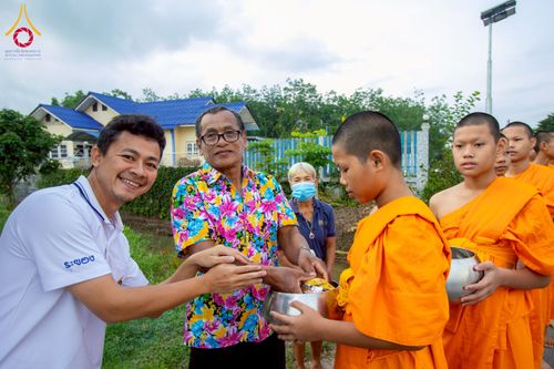 ภาพ No.217937:วันศุกร์ที่ 11 เมษายน พ.ศ. 2568 พระและสามเณร 99 รูป จากศูนย์ปฏิบัติธรรมระยอง(บ้านช่องลม) บิณฑบาต ณ ทุ่งปอเทือง ต.บางบุตร อ.บ้านค่าย จ.ระยอง เพื่อเป็นการฝึกสามเณรภาคฤดูร้อน ผ่านกิจวัตรบิณฑบาตในพื้นที่ชุมชน