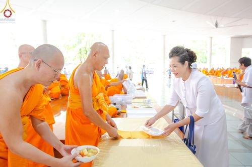 ภาพ No.169767:พิธีถวายภัตตาหารเมนูสวรรค์ "เพื่อการบรรลุธรรม" เนื่องในวันลอยกระทง (ขึ้น 15 ค่ำ เดือน 12) วันศุกร์ที่ 15 พฤศจิกายน พ.ศ. 2567 ณ หอฉันคุณยายอาจารย์ฯ วัดพระธรรมกาย