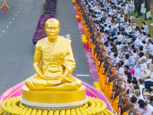 ภาพ No.202011:พิธีต้อนรับพระธรรมยาตรา ณ อนุสรณ์สถานลำดับที่ 7 สถานที่ขยายวิชชาธรรมกาย วัดพระธรรมกาย ต.คลองสาม อ.คลองหลวง จ.ปทุมธานี ในโครงการธรรมยาตรา กตัญญูบูชา มหาปูชนียาจารย์ พระมงคลเทพมุนี(สด จนฺทสโร) พระผู้ปราบมาร อนุสรณ์สถาน 7 แห่ง ปีที่ 13 วันที่ 26 มกราคม 2568