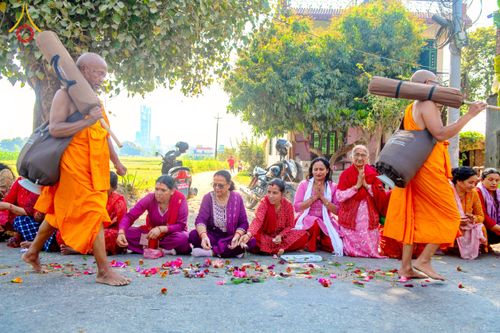 ภาพ No.212900:วันที่ 14 - 15 มีนาคม พ.ศ. 2568 คณะสงฆ์และสามเณรเดินธรรมยาตรา ในโครงการบวชสามเณรเนปาล 500 รูป ไปยังสถานที่รอบมายาเทวีและลุมพินีเกรด ณ ลุมพินี ประเทศเนปาล