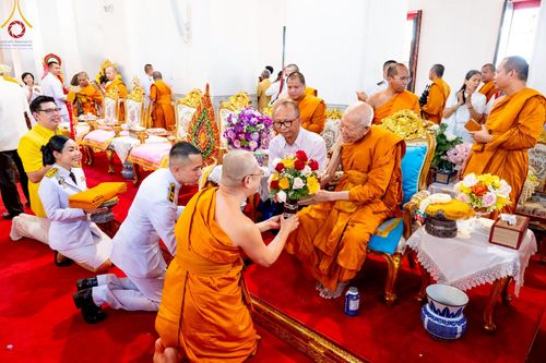 ภาพ No.214772:พิธีต้อนรับสัญญาบัตร พัดยศ พระราชวิเทศวชิรเวที (บัณฑิต วรปญฺโญ) เจ้าอาวาสวัดพระธรรมกายสกอตแลนด์ สหราชอาณาจักร ผู้ช่วยเจ้าอาวาสวัดพระธรรมกาย ณ อุโบสถพระไตรปิฏก วัดพระธรรมกาย