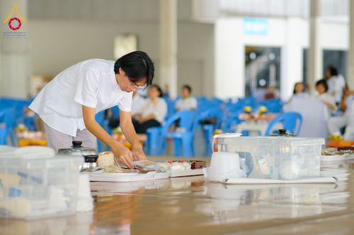 ภาพ No.210614:วันเสาร์ที่ 8 มีนาคม พ.ศ. 2568 พิธีสวดพระพุทธมนต์ และถวายภัตตาหารเมนูสวรรค์แด่พระภิกษุ สามเณร ณ หอฉันคุณยายอาจารย์ฯ วัดพระธรรมกาย