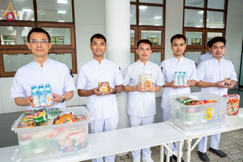 ภาพ No.276016:วันที่ 5 ธันวาคม พ.ศ. 2568 พสกนิกรอำเภอคลองหลวง พร้อมใจบำเพ็ญกุศลอุทิศถวาย “ในหลวงรัชกาลที่ 9” น้อมรำลึกในพระมหากรุณาธิคุณ เนื่องในวันคล้ายวันพระบรมราชสมภพ วันชาติ และวันพ่อแห่งชาติ ณ อาคารปลูกศรัทธา 2 วัดพระธรรมกาย อำเภอคลองหลวง จังหวัดปทุมธานี