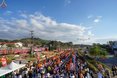 ภาพ No.187149:พิธีตักบาตรพระ ๕๐๐ รูป "สร้างบุญใหญ่ ส่งท้ายปีเก่า ต้อนรับปีใหม่ ๒๕๖๘" วันเสาร์ที่ ๒๘ ธันวาคม พ.ศ. ๒๕๖๗ ณ ถนนหน้าที่ว่าการอำเภอภูเรือ จังหวัดเลย
