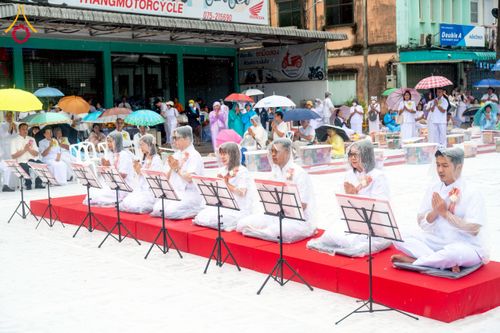 ภาพ No.226079:วันอาทิตย์ที่ 25 พฤษภาคม พ.ศ. 2568 พิธีตักบาตรพระ 1,000 รูปเมืองตรัง ครบรอบ 110 ปี เมืองทับเที่ยง ถวายเป็นพุทธบูชา ถวายเป็นพระราชกุศลแด่รัชกาลที่ 10 และอุทิศส่วนกุศลแด่อดีตเจ้าเมืองตรัง และบรรพบุรุษ ณ บริเวณหน้าศาลากลางจังหวัดตรัง ถนนพระราม 6