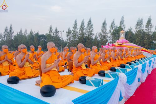 ภาพ No.110244:พิธีตักบาตรพระธรรมยาตราฯ ในโครงการธรรมยาตรากตัญญูบูชา มหาปูชนียาจารย์ พระมงคลเทพมุนี(สด จนฺทสโร) พระผู้ปราบมาร ปีที่ 12 ณ อนุสรณ์สถานลำดับที่ 2 สถานที่ตั้งมโนปณิธานบวชตลอดชีวิต อนุสรณ์สถานบางนางแท่น จ.นครปฐม วันที่ 11 มกราคม พ.ศ. 2567