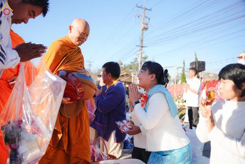 ภาพ No.106805:พิธีตักบาตรพระ ๒๐๐ รูป  "สร้างบุญใหญ่ ส่งท้ายปีเก่า ต้อนรับปีใหม่ ๒๕๖๗" วันอาทิตย์ที่ ๓๑ ธันวาคม ๒๕๖๖ ณ ถนนหน้าที่ว่าการอำเภอภูเรือ อำเภอภูเรือ จังหวัดเลย