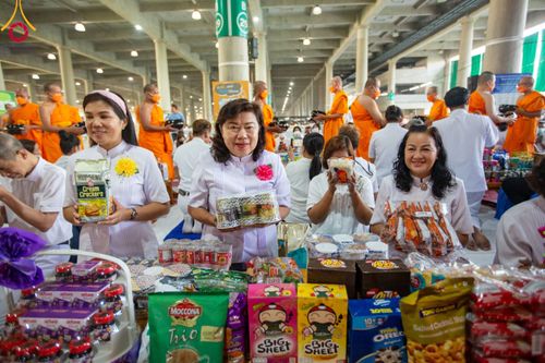 ภาพ No.115472:พิธีตักบาตรฉลองพระใหม่ ในโครงการอุปสมบทหมู่บูชาธรรม 115 ปี คุณยายอาจารย์มหารัตนอุบาสิกาจันทร์ ขนนกยูง วันที่ 19  มกราคม พ.ศ. 2567 ณ มหารัตนวิหารคด วัดพระธรรมกาย