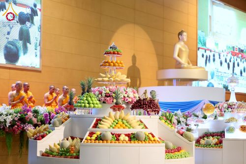 ภาพ No.232020:วันอาทิตย์ที่ 6 กรกฏาคม พ.ศ. 2568 พิธีตักบาตร ข้าวสารอาหารแห้ง  พิธีบูชาข้าวพระ สัมมนาพิเศษราชเหล็ก ณ สภาธรรมกายสากล วัดพระธรรมกาย