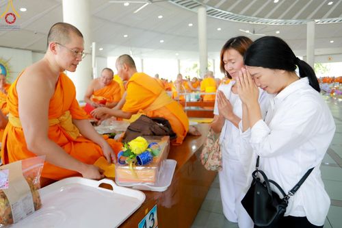 ภาพ No.174644:พิธีถวายภัตตาหารเมนูสวรรค์ เพื่อการบรรลุธรรม ณ หอฉันคุณยายอาจารย์ฯ วัดพระธรรมกาย วันที่ 23 พฤศจิกายน พ.ศ. 2567