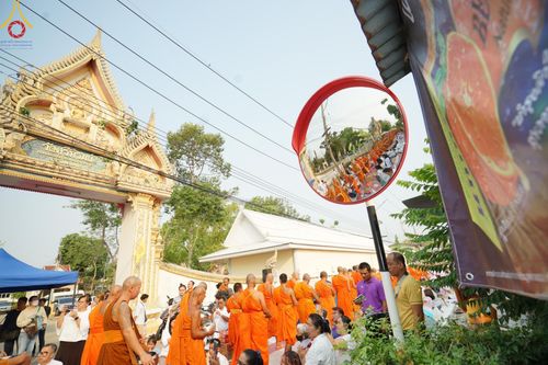 ภาพ No.135395:โครงการตักบาตรข้าวสารอาหารแห้งพระภิกษุสามเณร ๑,๐๐๐ รูป วันอังคารที่ ๙ เมษายน พ.ศ.๒๕๖๗ ณ ถนนหน้าที่ว่าการอำเภอคลองขลุง (เส้นเลียบแม่น้ำปิง) ตำบลคลองขลุง อำเภอคลองขลุง จังหวัดกำแพงเพชร