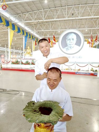 ภาพ No.223149:วันที่ 2 -10 พฤษภาคม พ.ศ. 2568 พิธีตัดปอยผม ปลงผม พิธีขอขมาลาอุปสมบทอุทิศชีวิต ของอุบาสก พิสิทธิ์ หมื่นแกล้ว  ณ วัดพระธรรมกาย