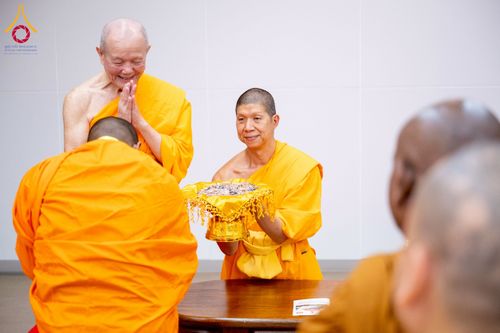 ภาพ No.222376:วันที่ 21 เมษายน พ.ศ. 2568 หลวงพ่อทัตตชีโวต้อนรับคณะสงฆ์ WAB ณ อาคาร 100 ปี คุณยายมหารัตนอุบาสิกาจันทร์ ขนนกยูง วัดพระธรรมกาย