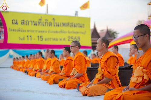 ภาพ No.194179:พระธรรมยาตราปฏิบัติธรรม และถ่ายภาพหมู่ประวัติศาสตร์ ณ วัดสองพี่น้อง ต.ต้นตาล อ.สองพี่น้อง จ.สุพรรณบุรี ในโครงการธรรมยาตรา กตัญญูบูชา มหาปูชนียาจารย์ พระมงคลเทพมุนี(สด จนฺทสโร) พระผู้ปราบมาร อนุสรณ์สถาน 7 แห่ง ปีที่ 13 วันที่ 12 มกราคม พ.ศ. 2568