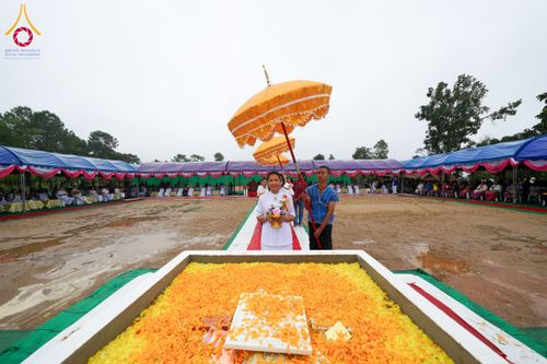 ภาพ No.174099:พิธีวางศิลาฤกษ์มหาสมบัติ โปรยรัตนชาติบ่อมงคลเศรษฐี ติดแผ่นทอง ลูกนิมิต - ช่อฟ้า เพื่อสถาปนาสร้างอุโบสถ บูชาธรรม 80 ปีหลวงพ่อธัมมชโย ณ วัดทุ่งเจริญธรรม อ.อมก๋อย จ.เชียงใหม่ วันที่ 8 พฤศจิกายน พ.ศ. 2567