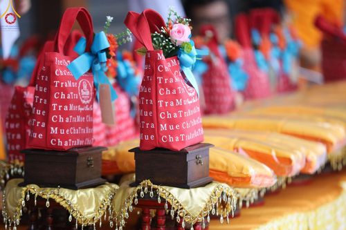 ภาพ No.146242:ตักบาตรพระ 1,384 รูป ทำบุญเมืองฝางครบรอบ 1,383 ปี ถวายเป็นพระราชกุศลแด่พระบาทสมเด็จพระเจ้าอยู่หัว เนื่องในโอกาสพระราชพิธีมหามงคล เฉลิมพระชนมพรรษา 6 รอบ 72 พรรษา วันเสาร์ที่ 27 กรกฎาคม พ.ศ.2567  ณ ถนนหน้าที่ว่าการอำเภอฝาง จ.เชียงใหม่