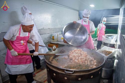 ภาพ No.193595:สาธุชนถวายภัตตาหารเป็นสังฆทาน แด่พระธรรมยาตรา ณ อนุสรณ์สถานคลองบางนางแท่น อ.สามพราน จ.นครปฐม ในโครงการธรรมยาตรา กตัญญูบูชา มหาปูชนียาจารย์ พระมงคลเทพมุนี(สด จนฺทสโร) พระผู้ปราบมาร อนุสรณ์สถาน 7 แห่ง ปีที่ 13 วันที่ 11 มกราคม พ.ศ. 2568