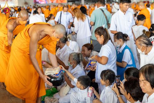 ภาพ No.133822:พิธีตักบาตร ข้าวสารอาหารแห้ง ณ บ้านแก้วเรือนทองคุณยายฯ สภาธรรมกายสากล วัดพระธรรมกาย วันอาทิตย์ต้นเดือนที่ 7 เมษายน พ.ศ. 2567