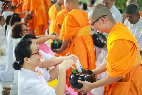 ภาพ No.145732:พิธีตักบาตรฉลองพระใหม่ รุ่นเข้าพรรษา ณ วิหารคด วัดพระธรรมกาย วันเสาร์ที่ 20 กรกฎาคม พ.ศ. 2567