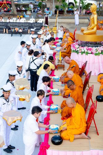 ภาพ No.58118:พิธีตักบาตรพระภิกษุและสามเณร 180 รูป ณ ลานองค์พระสมุทรเจดีย์ จ.สมุทรปราการ วันเสาร์ที่ 27 เมษายน พ.ศ. 2567