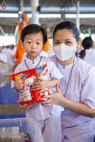 ภาพ No.86839:พิธีตักบาตร , พิธีบูชาข้าวพระ , พิธีจุดเทียนใจ ไฟนิรันดร์ อนันตชัย ในวันอาทิตย์ต้นเดือน 3 กันยายน พ.ศ. 2566 ณ วัดพระธรรมกาย