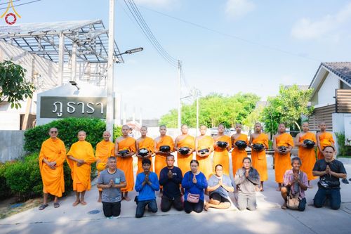 ภาพ No.57848:กิจกรรมบิณฑบาตของสามเณร โครงการบรรพชาสามเณร ฟื้นฟูพระพุทธศาสนาทั่วไทย ธุดงคสถานชลบุรี ณ ชุมชนบ้านห้วยเหียน ตำบลบ่อวิน  อำเภอศรีราชา จังหวัดชลบุรี วันที่ 27 เมษายน พ.ศ. 2567