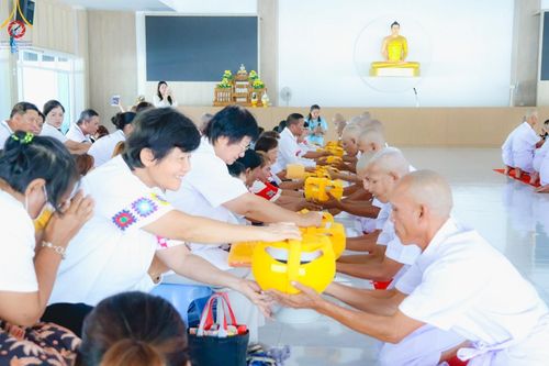 ภาพ No.186457:พิธีตัดปอย ปลงผม เวียนประทักษิณ  มอบบาตรผ้าไตร ขอขมาผู้ปกครอง และพิธีบรรพชาอุปสมบท  โครงการอุปสมบทหมู่บูชาธรรมมหาปูชนียาจารย์  ประจำปี 2567 ณ ศูนย์ปฏิบัติธรรมภาคใต้และวัดคงคาเลียบ อ.บางกล่ำ จ.สงขลา วันอาทิตย์ที่ 8 ธันวาคม พ.ศ. 2567