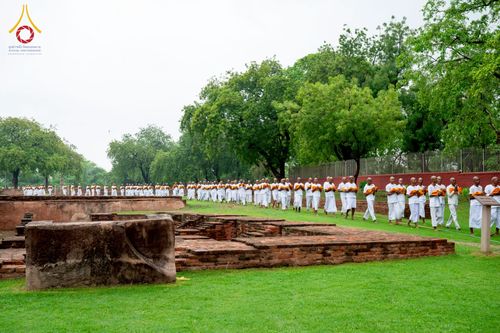 ภาพ No.231043:วันที่ 1 กรกฎาคม พ.ศ. 2568 โครงการบรรพชาสามเณร 300 รูป ถวายเป็นพุทธบูชา  วันอาสาฬหบูชา ณ จุดกำเนิดพระรัตนตรัย  ต้นแหล่งธัมมจักกัปปวัตตนสูตร เมืองพาราณสี  สารนาถ ประเทศอินเดีย