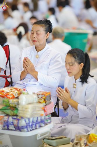 ภาพ No.139065:พิธีตักบาตร , พิธีบูชาข้าวพระ ณ ห้องแก้วสารพัด 1 สภาธรรมกายสากล วัดพระธรรมกาย วันอาทิตย์ต้นเดือนที่ 2 มิถุนายน พ.ศ. 2567