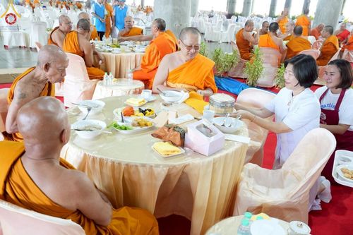 ภาพ No.219275:บรรยากาศการเดินทางเข้าวัดพระธรรมกาย , การต้อนรับปฏิสันถาร , การฉันภัตตาหารเช้า , การลงทะเบียนพระสังฆาธิการ  เนื่องในวันคุ้มครองโลก พิธีถวายมหาสังฆทานคณะสงฆ์ 40,000 กว่าวัดทั่วประเทศ ณ วัดพระธรรมกาย