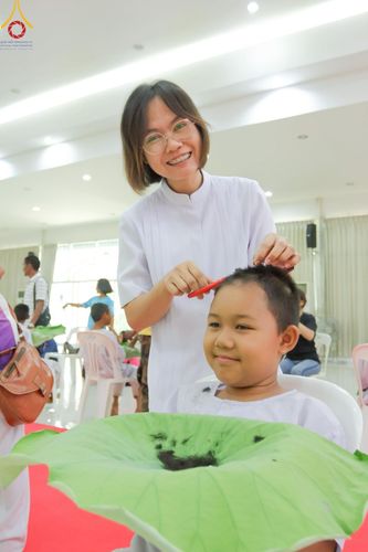 ภาพ No.216187:วันเสาร์ที่ 5 เมษายน พ.ศ. 2568 พิธีตัดปอยผม พิธีขอขมาผู้ปกครอง พิธีขอขมามอบผ้าไตร พิธีบรรพชา พิธีถวายบาตรสามเณร ณ ศูนย์ปฏิบัติธรรมและศูนย์อบรมเยาวชนเพชรบุรี ต.ท่าแลง อ.ท่ายาง จ.เพชรบุรี