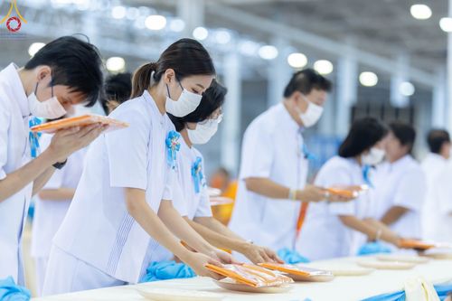 ภาพ No.99789:พิธีทอดผ้าป่า ต้นสมบัติจักรพรรดิ ในวันอาทิตย์ที่ 3 ธันวาคม พ.ศ. 2566 ณ สภาธรรมกายสากล วัดพระธรรมกาย จ.ปทุมธานี