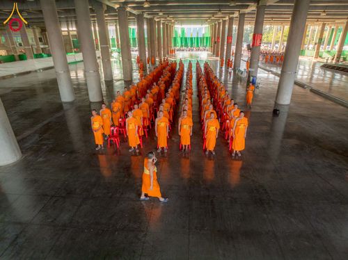 ภาพ No.274750:วันอาทิตย์ที่ 30 พฤศจิกายน พ.ศ. 2568 พิธีปลงผม โครงการอุปสมบทบูชาธรรมมหาปูชนียาจารย์ ปี 2568 ณ ลานธรรมพระมหาธรรมกายเจดีย์ ฝั่งทิศตะวันตก ระหว่างวิหารคดหมายเลข 8 และ 9 วัดพระธรรมกาย