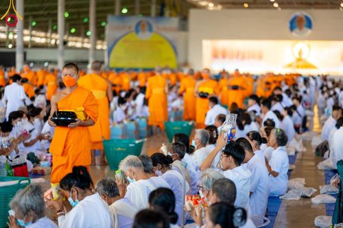 ภาพ No.92112:พิธีตักบาตร ในวันทอดกฐินสามัคคี ประจำปีพุทธศักราช 2566 วันอาทิตย์ต้นเดือนที่ 5 พฤศจิกายน พ.ศ. 2566 ณ สภาธรรมกายสากล วัดพระธรรมกาย จ.ปทุมธานี