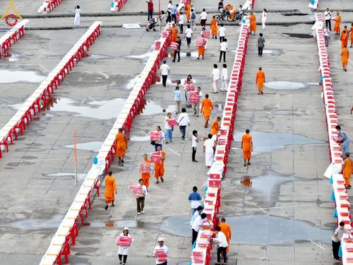 ภาพ No.218940:วันที่ 18-20 เมษายน พ.ศ. 2568 การเตรียมงานในลานธรรม , วิหารคด เพื่องานวันคุ้มครองโลก 22 เมษายน พศ. 2568