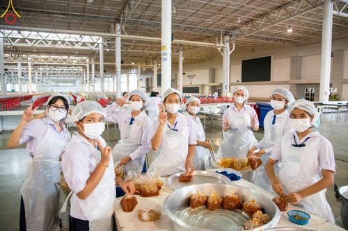 ภาพ No.58819:V.40 ภัตตาหารพระหมื่นวัด เราจัดให้ การปฏิบัติงานของเจ้าหน้าที่และอาสาสมัคร เพื่อรับบุญในการถวายภัตตาหาร แด่คณะสงฆ์ 10,000 กว่าวัดทั่วประเทศ ที่มาร่วมงานวันคุ้มครองโลก จันทร์ที่ 22 เมษายน พ.ศ. 2567 ณ วัดพระธรรมกาย