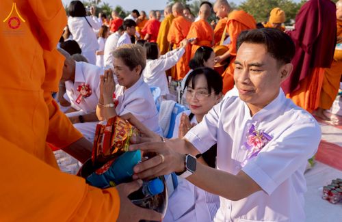 ภาพ No.276915:วันเสาร์ที่ 6 ธันวาคม พ.ศ. 2568 พิธีตักบาตรพระ 1,000 รูป อุทิศถวายพระราชกุศลสมเด็จพระนางเจ้าสิริกิติ์ พระบรมราชินีนาถ พระบรมราชชนนี พันปีหลวง และ ทำบุญเมืองลำปาง ครบรอบ 1,345 ปี ณ ลานพระบรมราชานุสาวรีย์สมเด็จพระนเรศวรมหาราชนครลำปาง อ.เกาะคา จ.ลำปาง