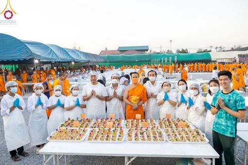 ภาพ No.108089:พิธีถวายภัตตาหารเป็นสังฆทาน แด่คณะพระธรรมยาตราฯ ในโครงการธรรมยาตรากตัญญูบูชา มหาปูชนียาจารย์ พระมงคลเทพมุนี(สด จนฺทสโร) พระผู้ปราบมาร อนุสรณ์สถาน 7 แห่ง ปีที่ 12 วันที่ 8 มกราคม พ.ศ. 2567 ณ อนุสรณ์สถานมหาวิหารพระมงคลเทพมุนี (โลตัสแลนด์) อ.สองพี่น้อง จ.สุ