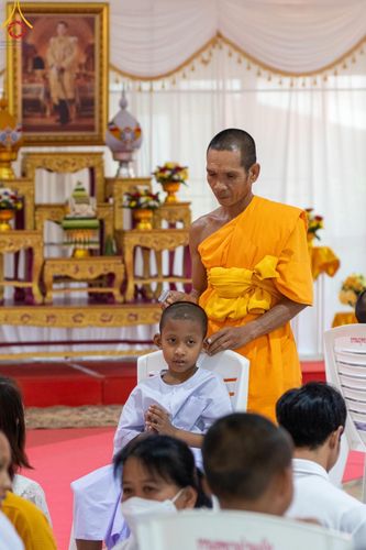 ภาพ No.59121:พิธีปลงผมและแห่นาคธรรมทายาท ในโครงการบรรพชาสามเณร ภาคฤดูร้อน เฉลิมพระเกียรติพระบาทสมเด็จพระเจ้าอยู่หัว เนื่องในโอกาส  พระราชพิธีมหามงคลเฉลิมพระชนมพรรษา 6 รอบ  ปลงผมนาคในวันที่ 21 เมษายน พ.ศ 2567 ณ วัดกลางธนรินทร์ (ธรรมอุทยานบ้านแป้ง)