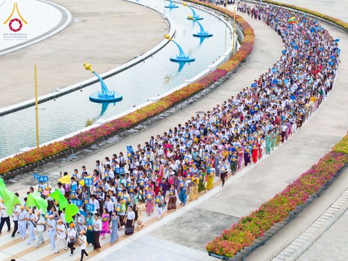 ภาพ No.143676:พิธีถวายผ้าไตร, สวดธรรมจักร, ปฏิบัติธรรม และฟังแสดงพระธรรมเทศนา ภาษาเมียนมา โดยมีสาธุชนชาวเมียนมากว่า 4,000 คน เข้าร่วมพิธี ณ มหารัตนวิหารคด วัดพระธรรมกาย วันอาทิตย์ที่ 7 กรกฎาคม พ.ศ. 2567