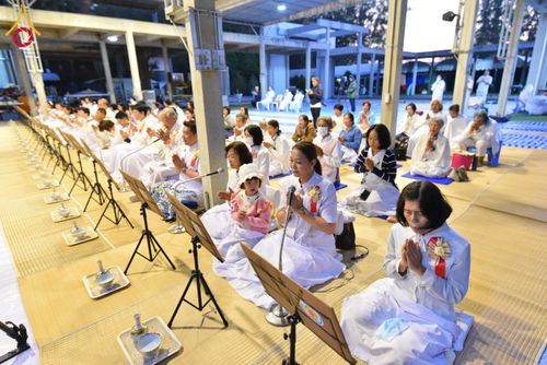 ภาพ No.194372:พิธีถวายภัตตาหารเป็นสังฆทาน แด่พระธรรมยาตรา ณ อนุสรณ์สถานมหาวิหารพระมงคลเทพมุนี (โลตัสแลนด์) อ.สองพี่น้อง จ.สุพรรณบุรี ในโครงการธรรมยาตรา กตัญญูบูชา มหาปูชนียาจารย์ พระมงคลเทพมุนี(สด จนฺทสโร) พระผู้ปราบมาร ปีที่ 13 วันที่ 13 มกราคม พ.ศ.2568