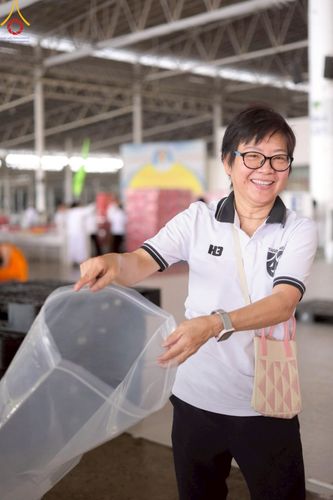 ภาพ No.214334:วันที่ 29 มีนาคม พ.ศ.2568 กิจกรรมใส่ถุงซิปกล่องไทยธรรม เพื่อรักษาความประณีตของกล่องไทยธรรม ในทุกสภาพอากาศ ณ บ้านแก้วเรือนทองคุณยาย วัดพระธรรมกาย