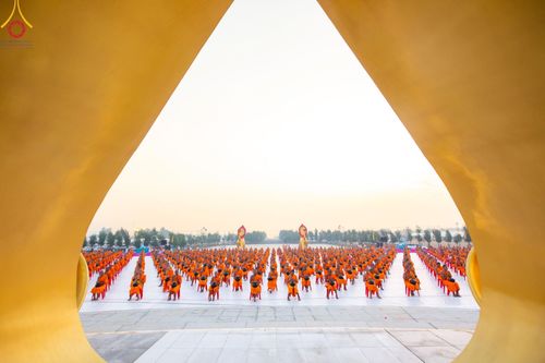 ภาพ No.201027:พิธีตักบาตรพระธรรมยาตรา ณ อนุสรณ์สถานลำดับที่ 5 สถานที่เผยแผ่วิชชาธรรมกายครั้งแรก อนุสรณ์สถานบางปลา วัดบางปลา อำเภอบางเลน จังหวัดนครปฐม ในโครงการธรรมยาตรา กตัญญูบูชา มหาปูชนียาจารย์ พระมงคลเทพมุนี(สด จนฺทสโร) พระผู้ปราบมาร อนุสรณ์สถาน 7 แห่ง ปีที่ 13
