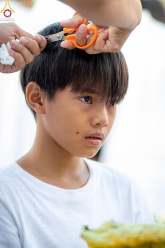 ภาพ No.132900:พิธีตัดปอยผม โครงการหน่อแก้วเปรียญธรรม รุ่นที่ 12 ณ ค่ายจองแชมป์ หมู่กฏิสามเณรเปรียญธรรม วัดพระธรรมกาย วันอาทิตย์ที่ 31 มีนาคม พ.ศ. 2567