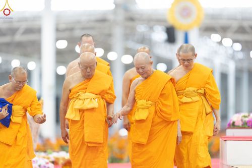 ภาพ No.85363:พิธีถวายมหาสังฆทานคณะสงฆ์ 2000 กว่าวัดทั่วประเทศปีที่ 23, พิธีถวายไทยธรรมคณะสงฆ์ 323 วัด 4 จังหวัดชายแดนภาคใต้, พิธีมอบปัจจัยช่วยเหลือครู 4 จังหวัดชายแดนภาคใต้ ณ สภาธรรมกายสากล วัดพระธรรมกาย ในวันสมาธิโลก อาทิตย์ที่ 6 สิงหาคม พ.ศ. 2566